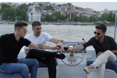 Iate de luxo particular em Istambul, no Bósforo, com 14 metros (46 pés)