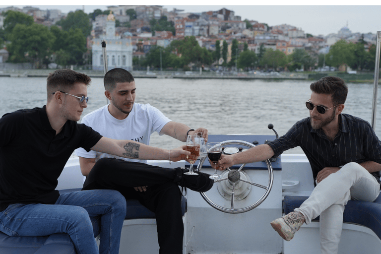 Iate de luxo particular em Istambul, no Bósforo, com 14 metros (46 pés)