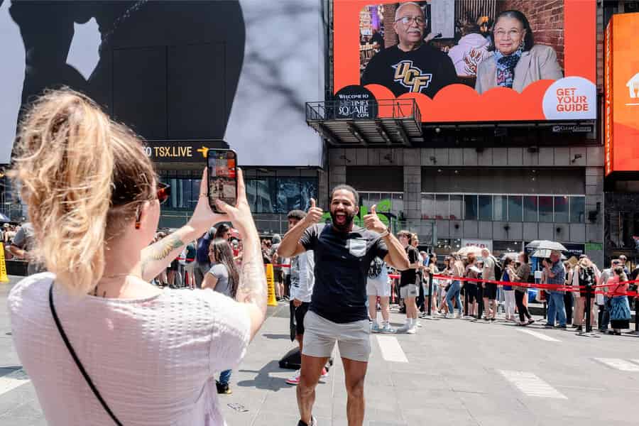 NYC: Sieh dich selbst für 24 Stunden auf einer Plakatwand am Times Square. Foto: GetYourGuide