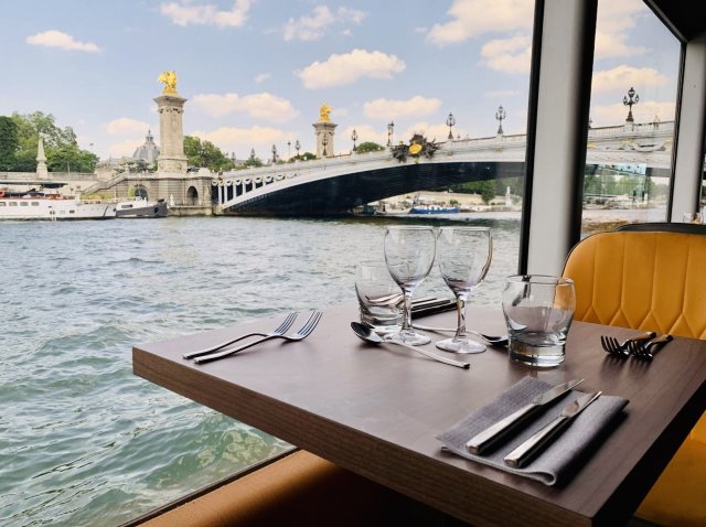 Paris: Flusskreuzfahrt auf der Seine mit 3-Gänge-Mittagessen