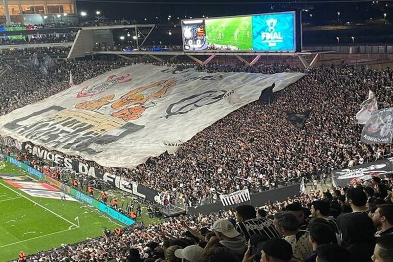 São Paulo : Billet pour un match de football avec visite du stade et boissonExpérience guidée de football en direct au stade de São Paulo