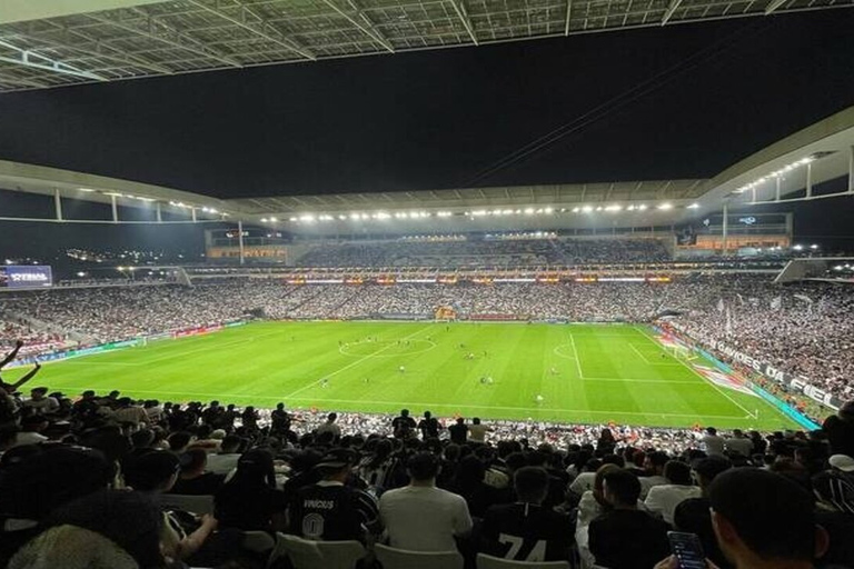 São Paulo : Billet pour un match de football avec visite du stade et boissonExpérience guidée de football en direct au stade de São Paulo