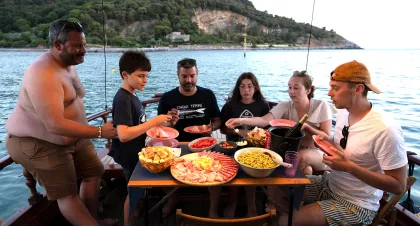 Portovenere: Schifffahrt bei Sonnenuntergang mit Aperitif und Abendessen