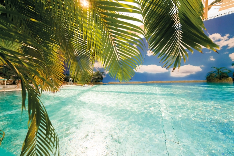 Brandenburg: Tropical Islands Resort TageskarteWochentags-Ticket