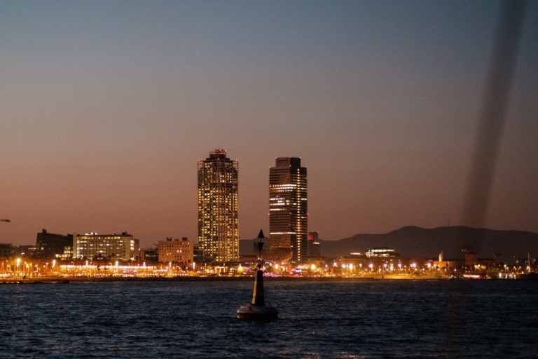 Barcelona: Sightseeing Sailing Tour with apperitif