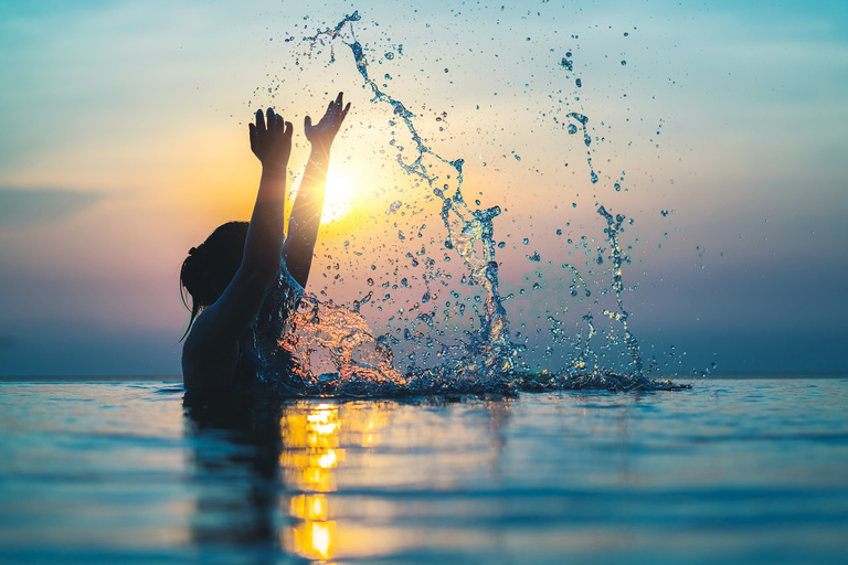 Athen: Schwimmende Kreuzfahrt mit Mittagessen, Wein und Live-DJ an Bord