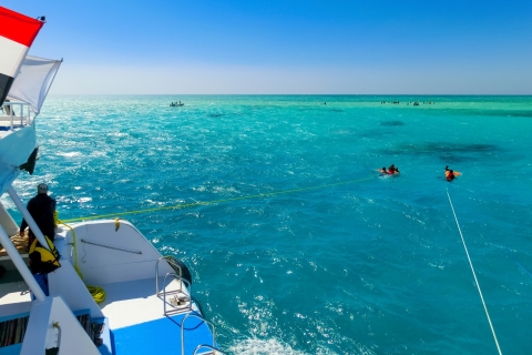Zatoka Makadi: Wycieczka łodzią z obserwacją delfinów i prywatnym transferemRejs łodzią, nurkowanie z rurką i lunch z prywatnym transferem