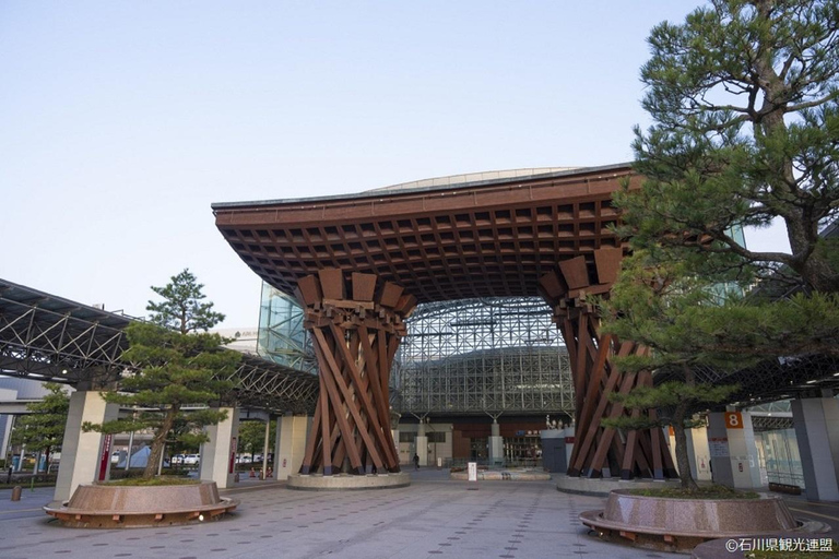 E-Bike Cycling with Guided Tour of Kanazawa Main & Kenrokuen