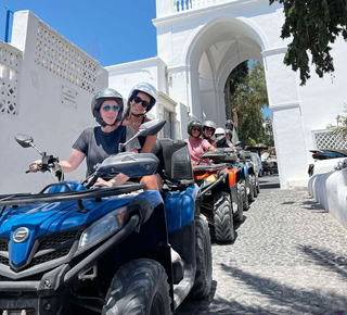 Tour in quad a Santorini