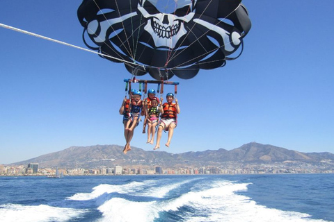 Benalmadena: Deluxe Parasailing Flight z portu BenalmadenaLatać razem