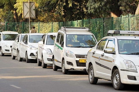 Agra: Prywatna wypożyczalnia samochodów i kierowca do zwiedzania miastaAgra: Prywatny wynajem samochodu i kierowca na 12 godzin i 120 km