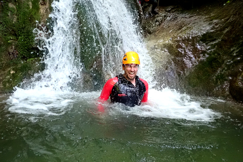 Grenoble: Entdecke das Canyoning in den Vercors.Grenoble: Découverte canyoning dans le Vercors