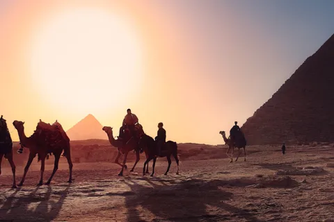 Pirâmides de Gizé, Sakkara e Mênfis com ingressos e camelo