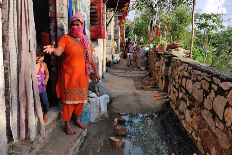 Półdniowa wycieczka piesza po slumsach w Delhi z przewodnikiemPółdniowa piesza wycieczka po slumsach w Delhi z przewodnikiem