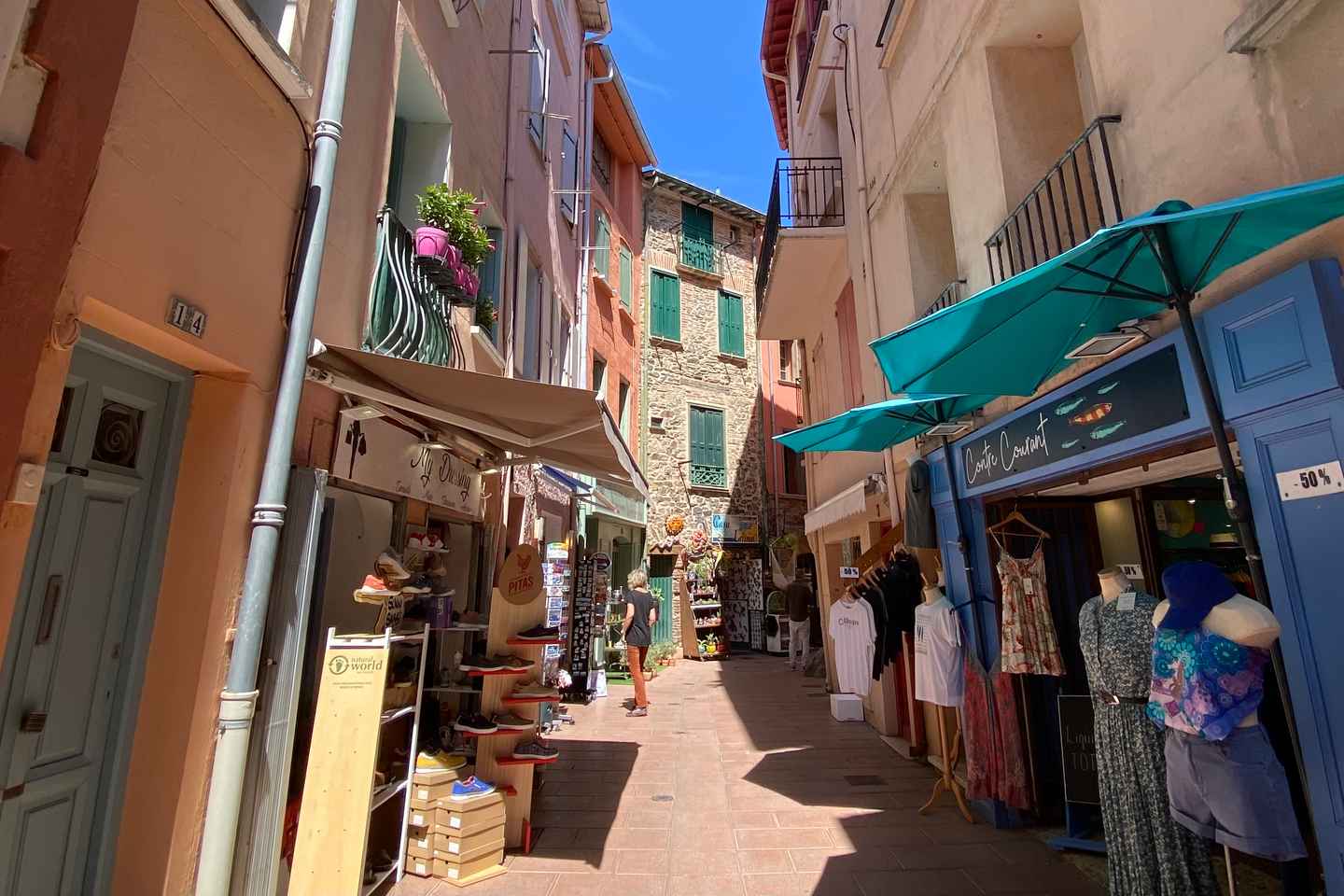 From Barcelona: Day Trip to France with Girona Visit