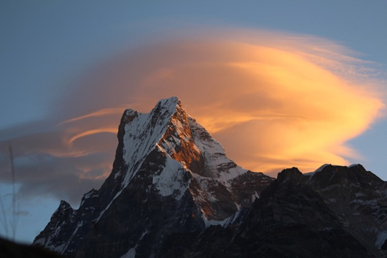 Vue panoramique de l'Everest avec coucher et lever du soleil