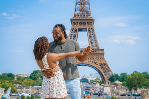 Paris: Professional Photoshoot with the Eiffel Tower Premium Photoshot (60 Photos)