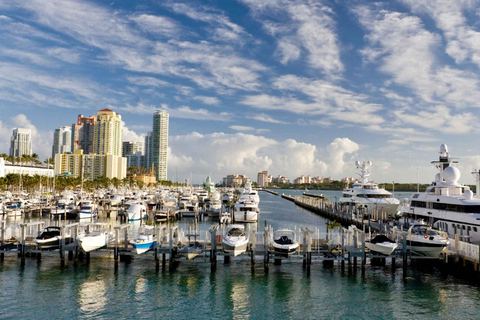 Båttur i Miamis skyline - utsikt över vattnet vid Biscayne Bay