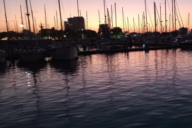 Baie de Larnaca : Croisière au coucher du soleil avec un verre de vinCroisière au coucher du soleil dans la baie de Larnaca