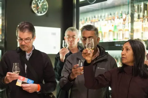Edinburgh: Private Luxury Whisky Experience with Tastings