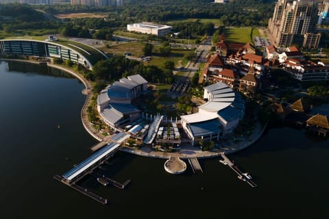 Kuala Lumpur: Putrajaya Lakeside Views & Pink Mosque Ride