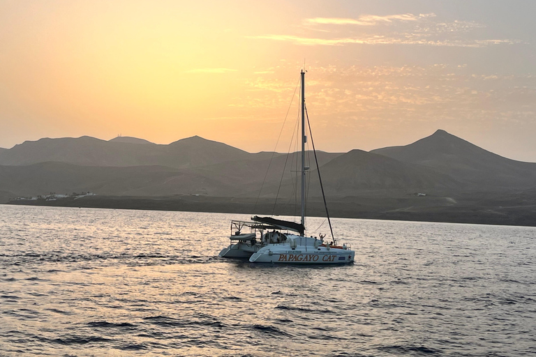 4 hour Shared sailing to Papagayo Beaches (12people max)Shared Sailing