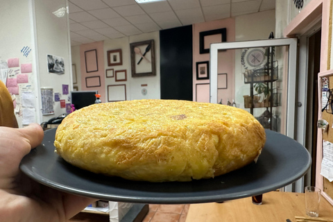 Alicante:Evening Spanish Tapas Cooking Class with Live Music 1 Extra Drink