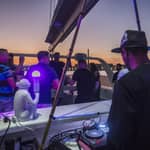 Malaga: crociera al tramonto o in notturna in catamarano con DJ dal vivo e drink