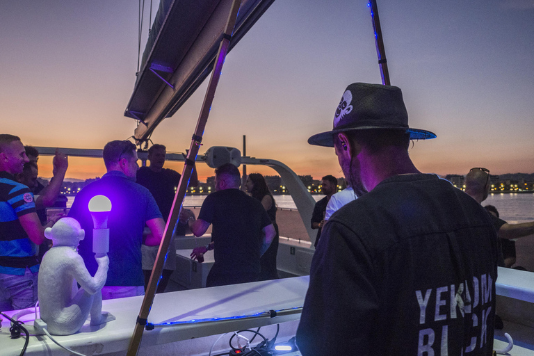 Malaga : Croisière en catamaran au coucher du soleil avec DJ et boissons en directMalaga : Croisière en catamaran au coucher du soleil avec musique et boissons