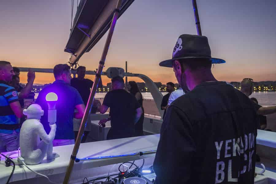 Málaga: Katamaran-Sonnenuntergangs- oder Nachtfahrt mit Live-DJ und Getränk. Foto: GetYourGuide