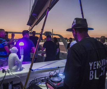 Malaga: Sailing Catamaran Sunset Cruise with Live DJ & Drink