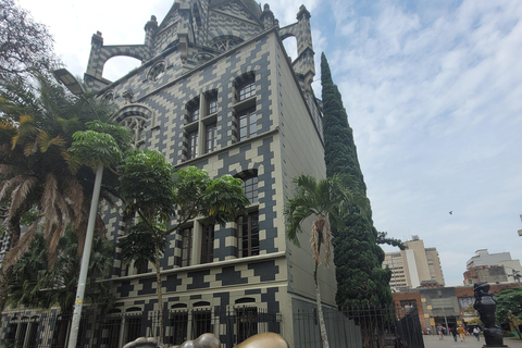 « Medellín dévoilée » Comuna 13, Plaza Botero et téléphérique« Medellín dévoilée » : Comuna 13, Plaza Botero et téléphérique