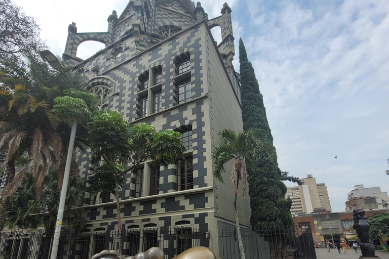 « Medellín dévoilée » Comuna 13, Plaza Botero et téléphérique« Medellín dévoilée » : Comuna 13, Plaza Botero et téléphérique