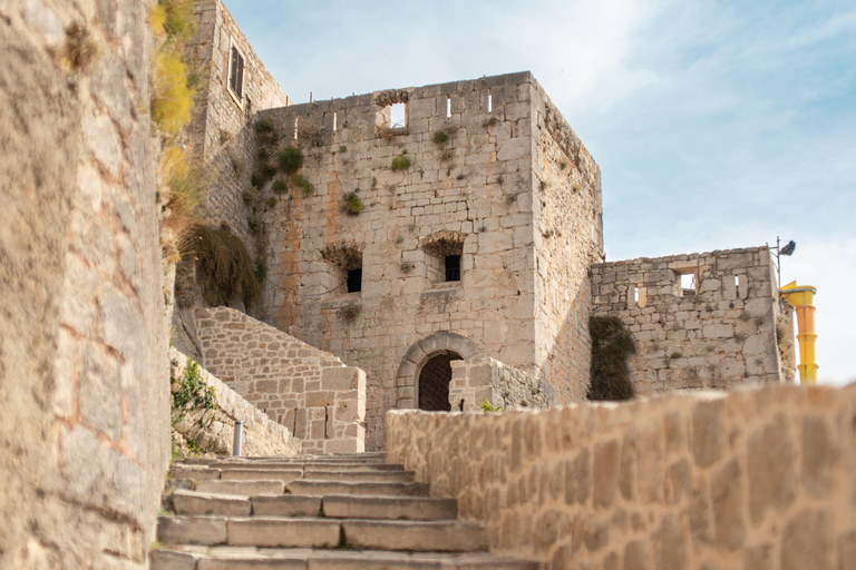 Split: Private tour to Klis Fortress and Vranjača cave