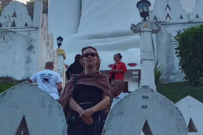 The Best Kandy Tuk-Tuk city Tour with a Professional Guide