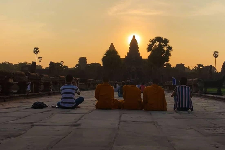 Siem Reap: Angkor Wat Sunrise Tour by Vintage Jeep