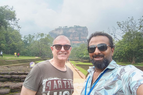 Colombo: Sigiriya Rock and Dambulla Cave Temple Day Trip