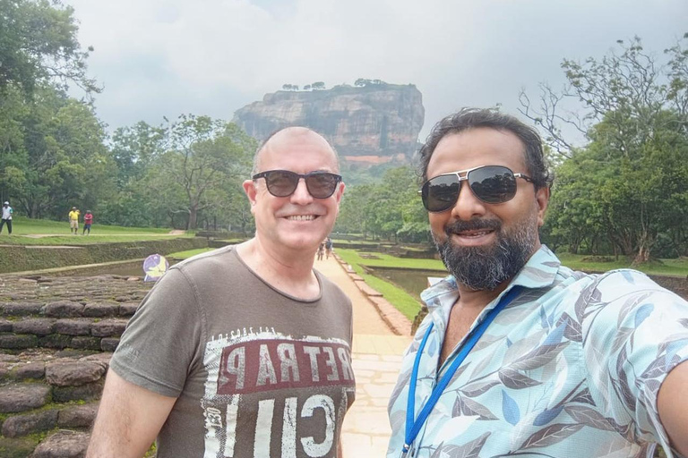 Colombo: Sigiriya Rock and Dambulla Cave Temple Day Trip