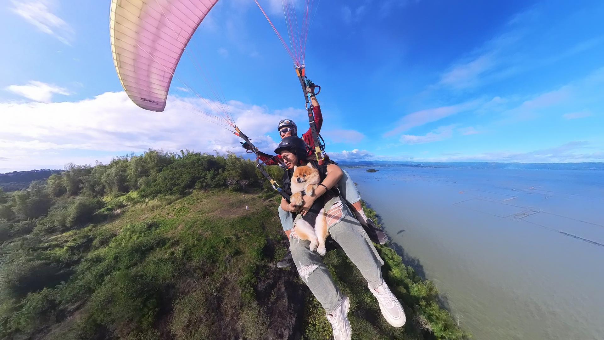 Ab Manila: Tandem-Gleitschirmflug in Rizal mit Bergblick