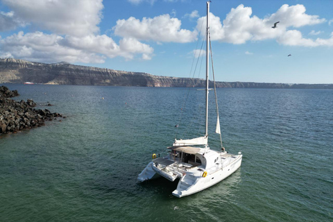 Santorin : Croisière en catamaran avec barbecue grec et boissonsExcursion au coucher du soleil avec Vlyhada Μarina Lieu de rendez-vous