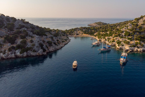 Kalkan: Bootsfahrt zur versunkenen Stadt KekovaAb Kalkan: Bootstour zur versunkenen Stadt Kekova