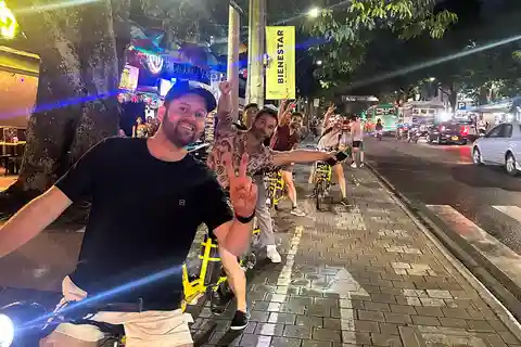 Medellín: City Tour Noturno de Bicicleta Elétrica + Jantar Gourmet