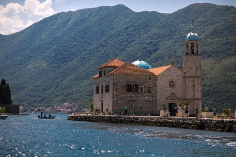 Bahía de Perast Kotor: barco a Nuestra Señora de las RocasBarco a Nuestra señora de las rocas Perast