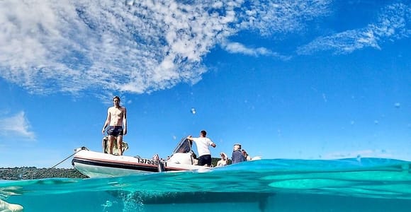 Von Split aus: Halbtagestour nach Trogir und Speedboat zur Blauen Lagune
