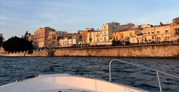 Siracusa:"Spritz&Food" Ortigia, Caves & Pillirina boat tour