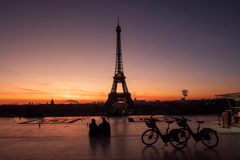 Paris antes das multidões: passeio de bicicleta ao nascer do sol com pequeno-almoçoTour particular