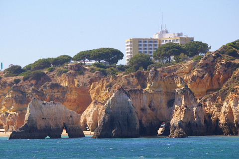 Portimão: Bootsfahrt mit dem Segelboot zu den Höhlen am Kap von Lagos