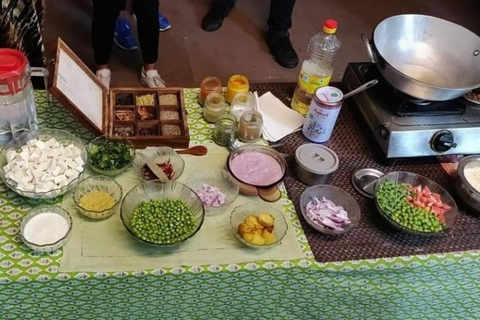 Mumbai: Private Bollywood Studio Tour & Indian Cooking Class Small Group Cooking Classes