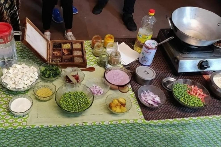 Mumbai: Private Bollywood Studio Tour & Indian Cooking Class Small Group Cooking Classes