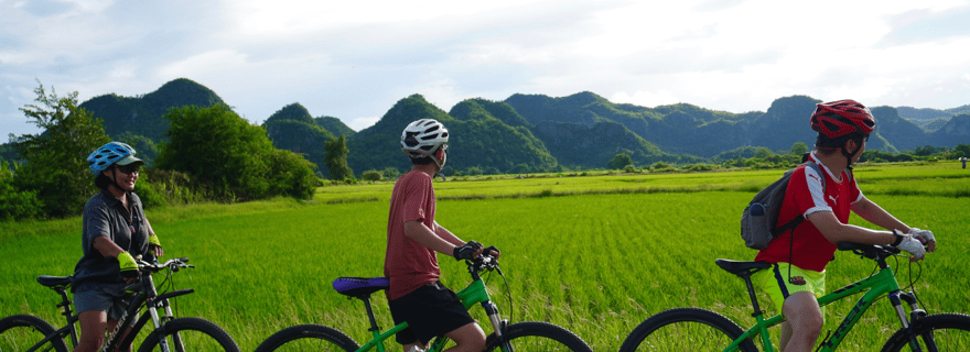 Kanchanaburi : balade au coucher du soleil, histoire et dîner
